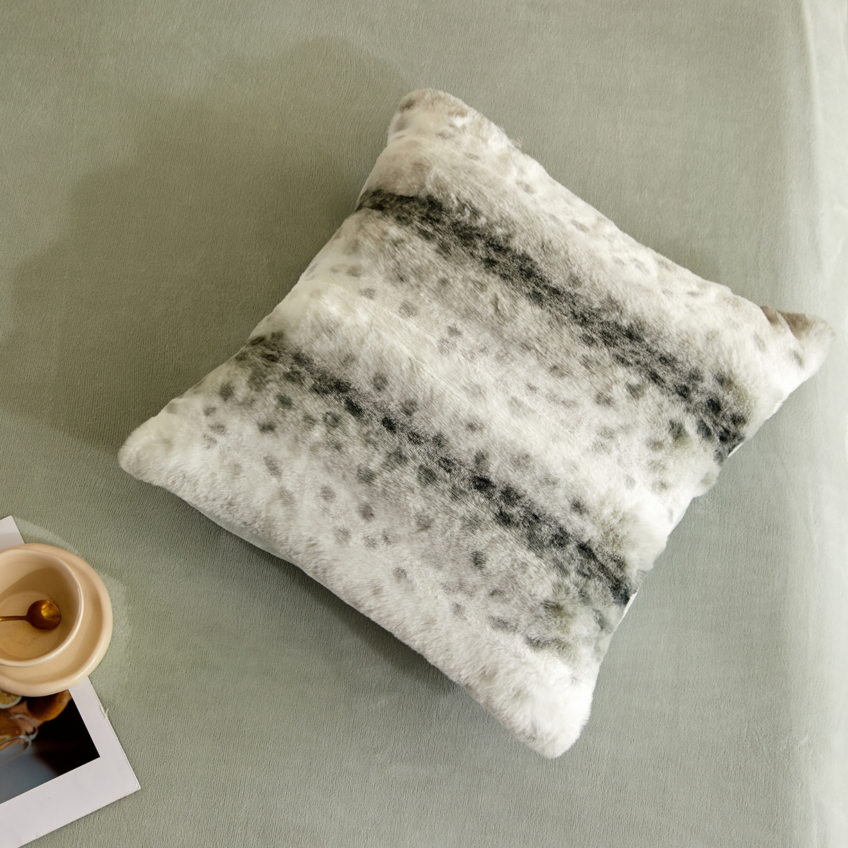 91家纺网 家纺一手货源 找家纺 锦禾穗 2025新款丹麦貂米卡380克兔绒牛奶绒抱枕 绿色