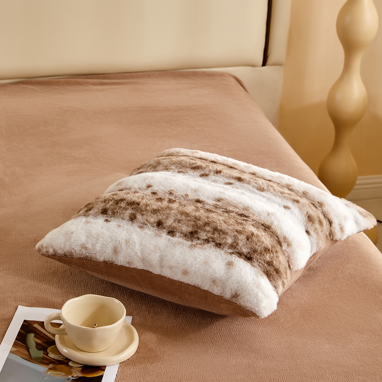 91家纺网 家纺一手货源 找家纺 锦禾穗 2025新款丹麦貂米卡380克兔绒牛奶绒抱枕 卡其色