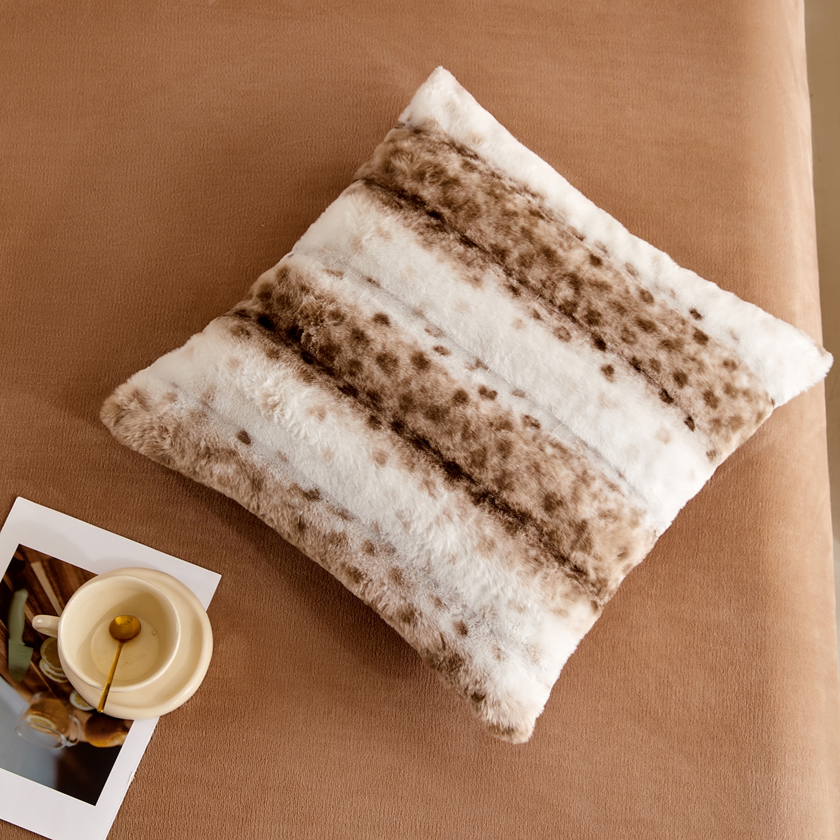 91家纺网 家纺一手货源 找家纺 锦禾穗 2025新款丹麦貂米卡380克兔绒牛奶绒抱枕 卡其色