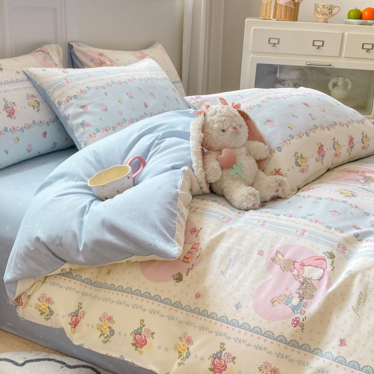 91家纺网 家纺一手货源 找家纺 红日子纺织品 2025新款A类全棉印花单被套 香颂萌兔