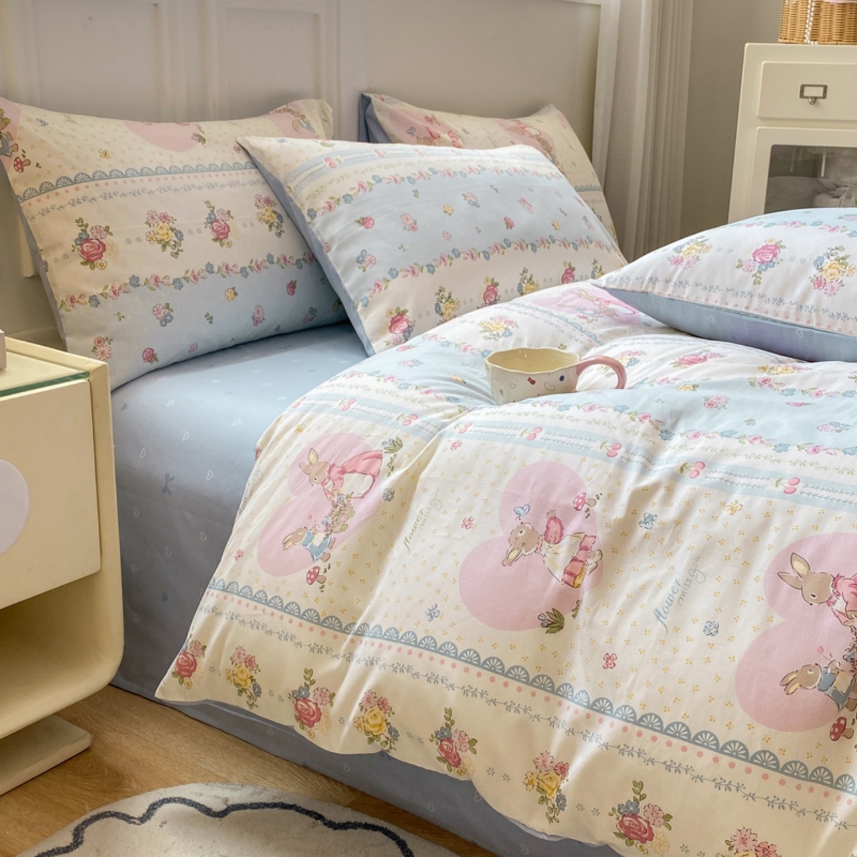 91家纺网 家纺一手货源 找家纺 红日子纺织品 2025新款A类全棉印花单被套 香颂萌兔