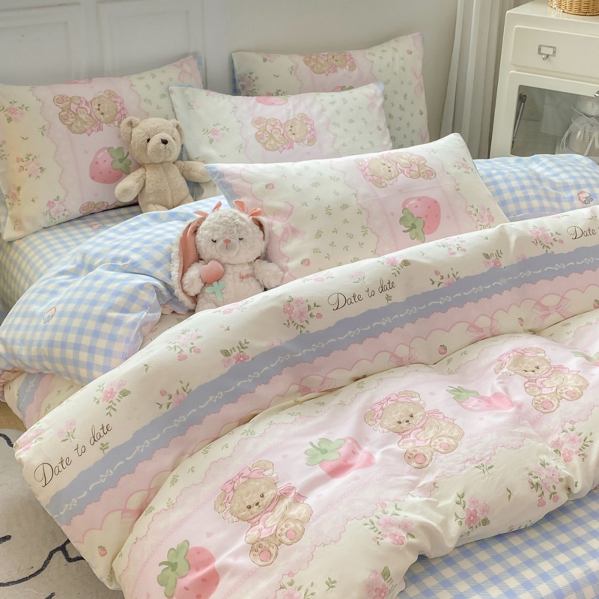 91家纺网 家纺一手货源 找家纺 红日子纺织品 2025新款A类全棉印花单被套 妮娜熊