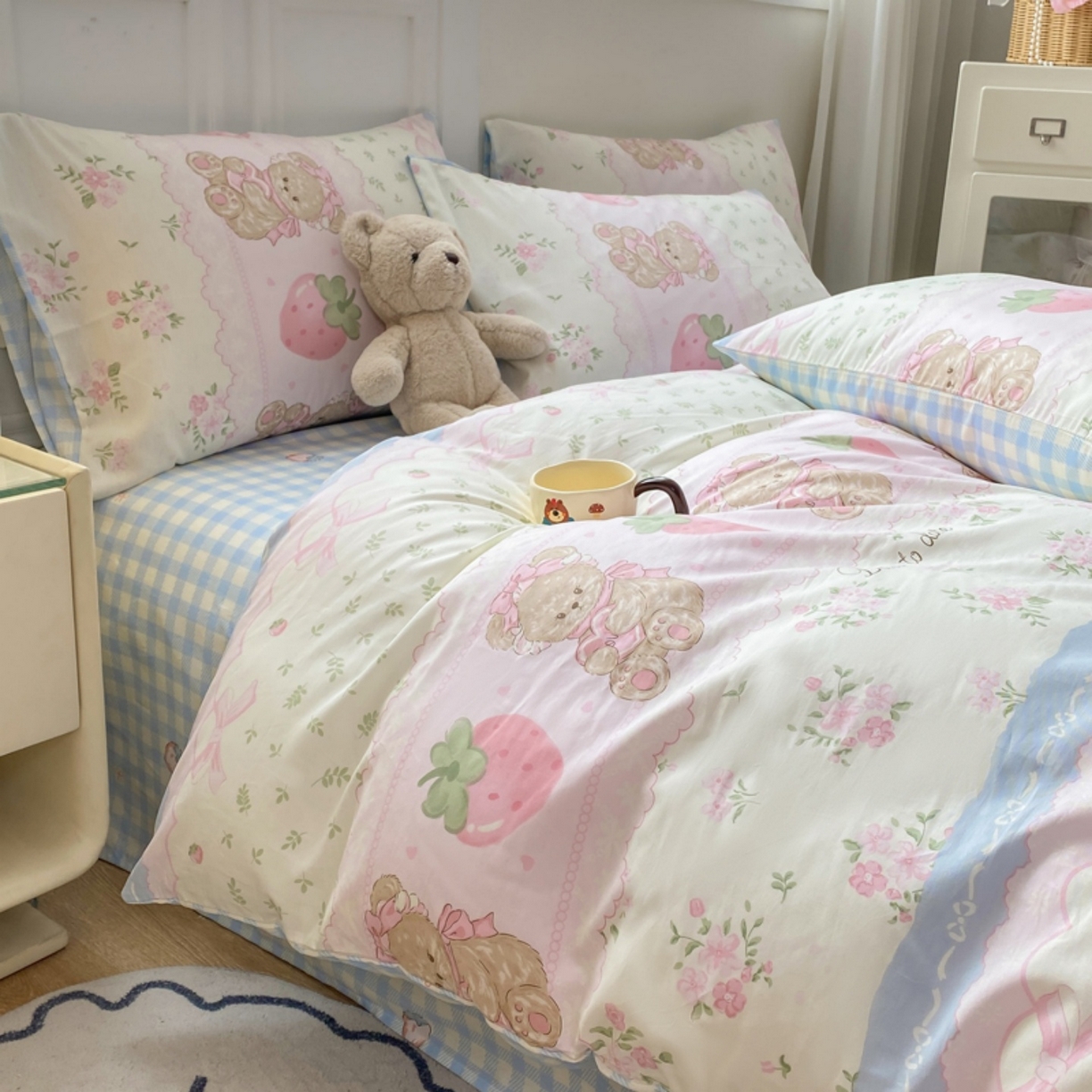 91家纺网 家纺一手货源 找家纺 红日子纺织品 2025新款A类全棉印花单被套 妮娜熊