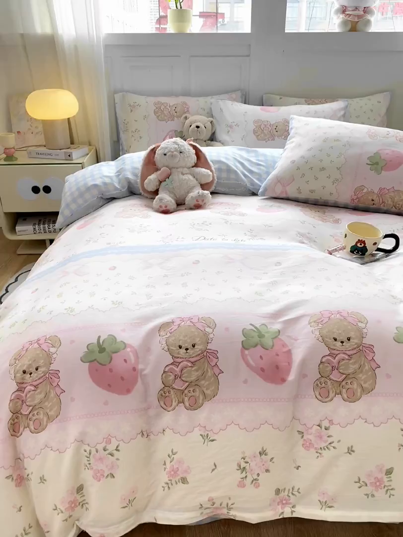 91家纺网 家纺一手货源 找家纺 红日子纺织品 2025新款A类全棉印花单被套 妮娜熊