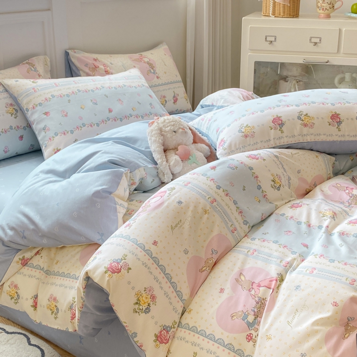 91家纺网 家纺一手货源 找家纺 红日子纺织品 2025新款A类全棉印花单被套 香颂萌兔