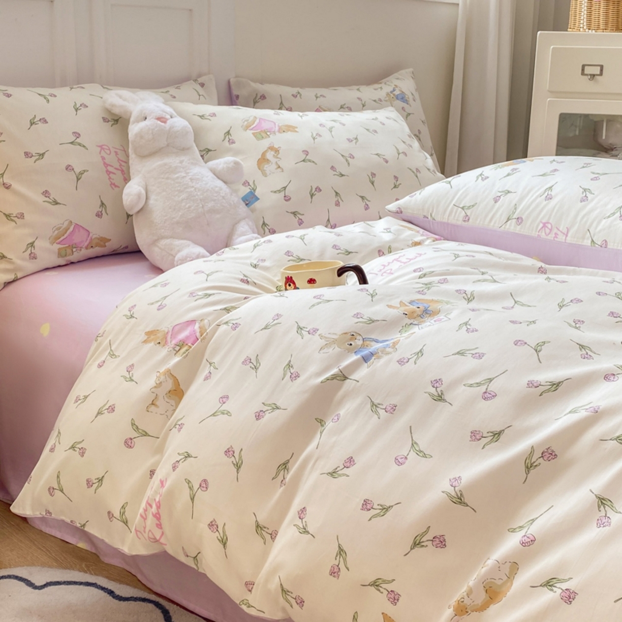 91家纺网 家纺一手货源 找家纺 红日子纺织品 2025新款A类全棉印花单被套 花语萌兔