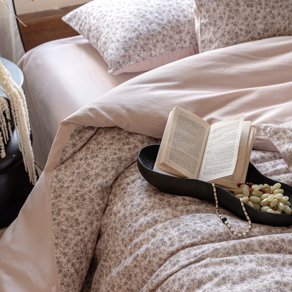 91家纺网 家纺一手货源 找家纺 禾时 2025新款全棉贡缎磨毛数码印花四件套 珑葵-白