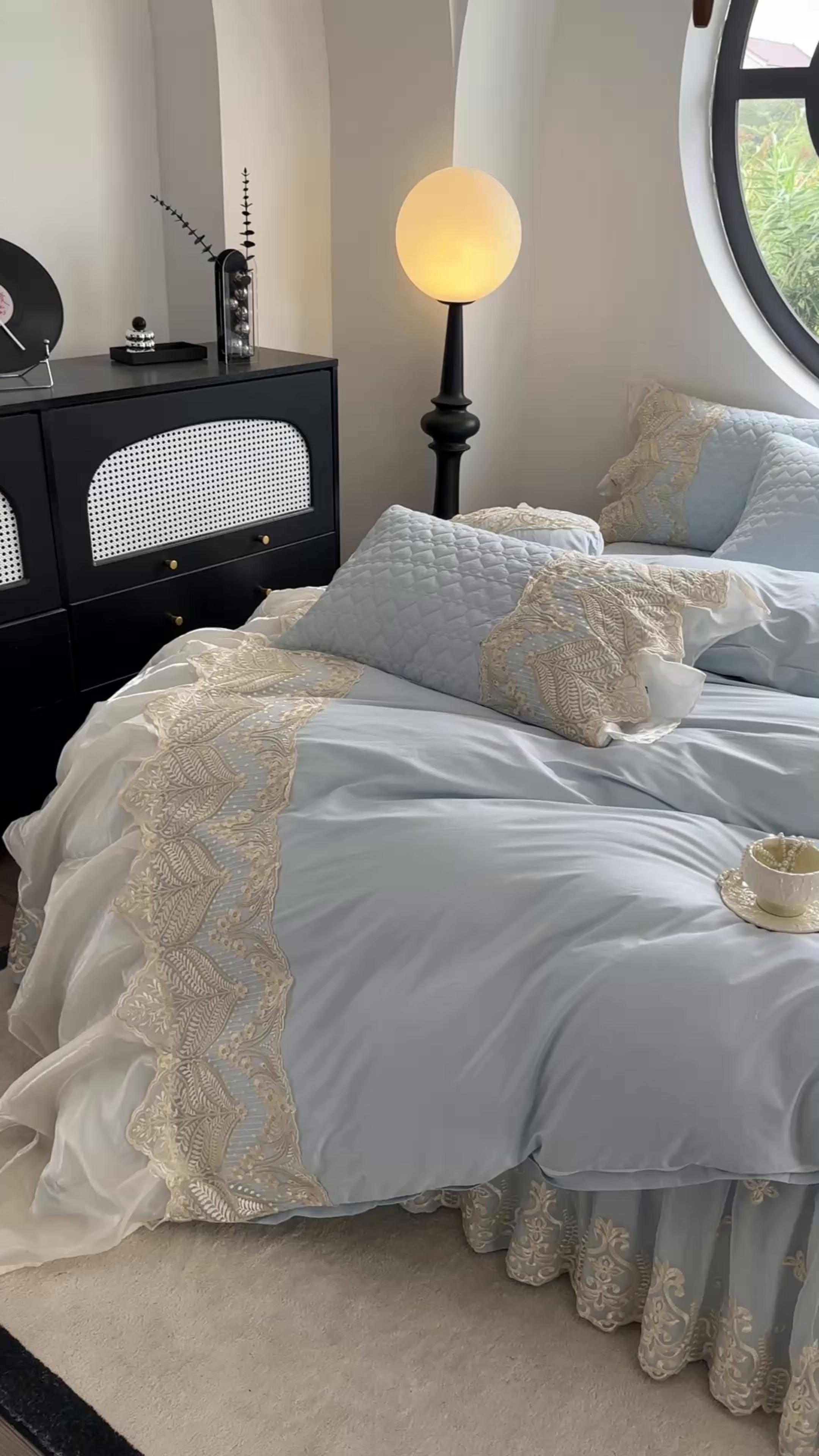 91家纺网 家纺一手货源 找家纺 罗艺轩 2025新款全棉纯棉蕾丝刺绣琉璃床裙四件套（1.5m控价288起、1.8m控价293起、1.8m加大控价303起、1.8*2.2m控价298起、1.8*2.2m加大控价308起、2.0m控价3