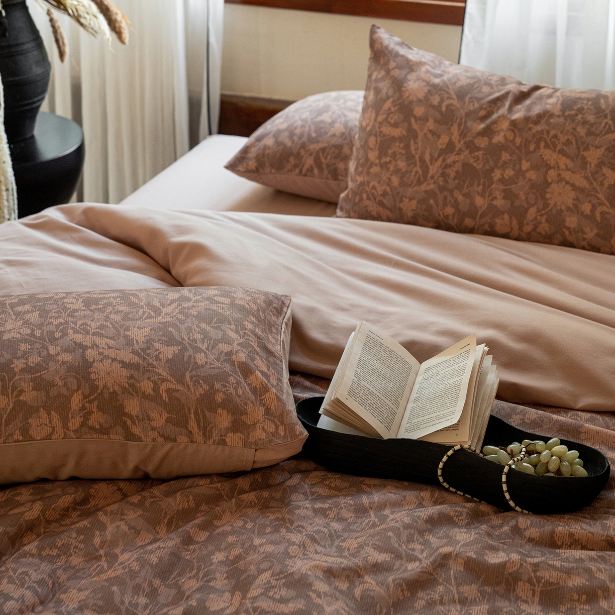 91家纺网 家纺一手货源 找家纺 禾时 2025新款全棉贡缎磨毛数码印花四件套 莳萝-咖