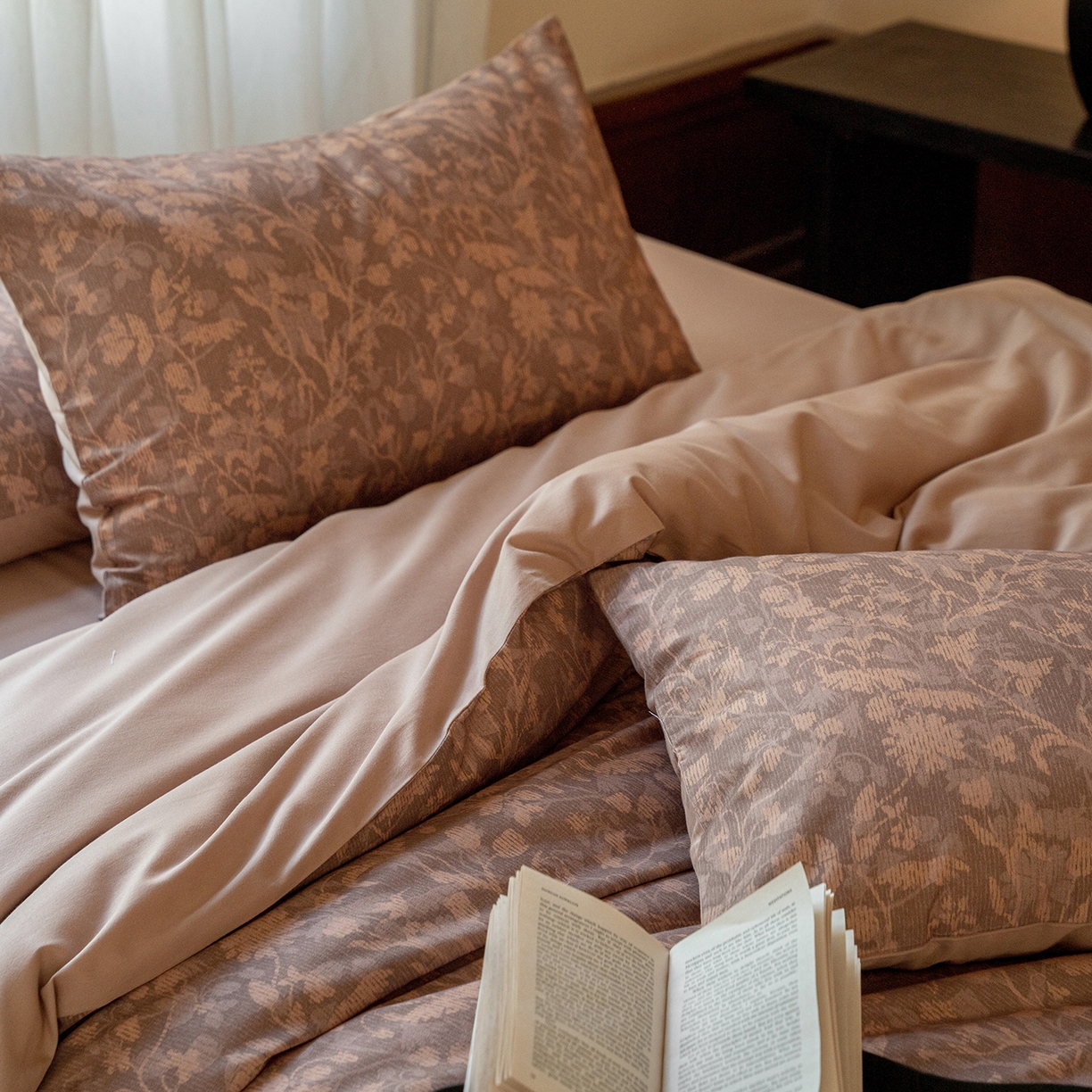 91家纺网 家纺一手货源 找家纺 禾时 2025新款全棉贡缎磨毛数码印花四件套 莳萝-咖