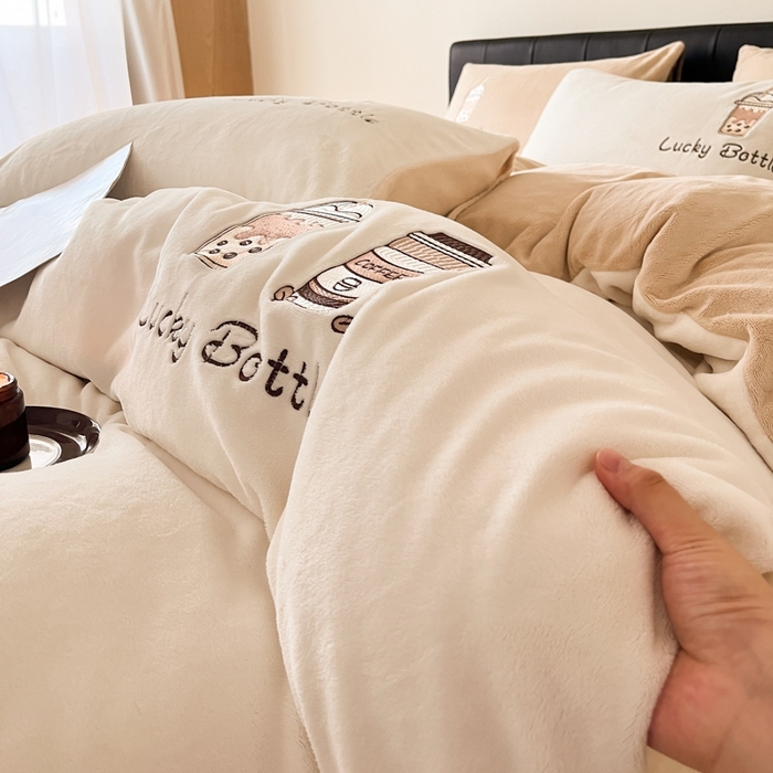 91家纺网 家纺一手货源 找家纺 （总）ONE TWO ONE 121 2025新品牛奶绒纯色刺绣四件套-lucky刺绣系列场景二