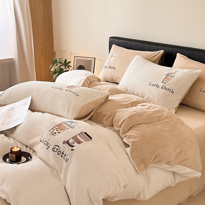 91家纺网 家纺一手货源 找家纺 （总）ONE TWO ONE 121 2025新品牛奶绒纯色刺绣四件套-lucky刺绣系列场景二