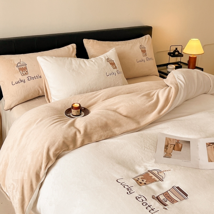 91家纺网 家纺一手货源 找家纺 （总）ONE TWO ONE 121 2025新品牛奶绒纯色刺绣四件套-lucky刺绣系列场景二