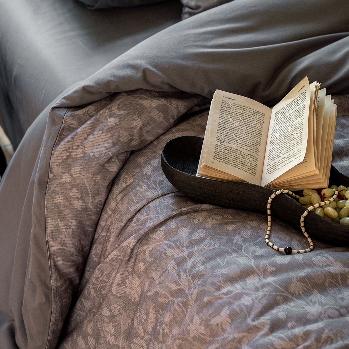 91家纺网 家纺一手货源 找家纺 禾时 2025新款全棉贡缎磨毛数码印花四件套 莳萝-深灰