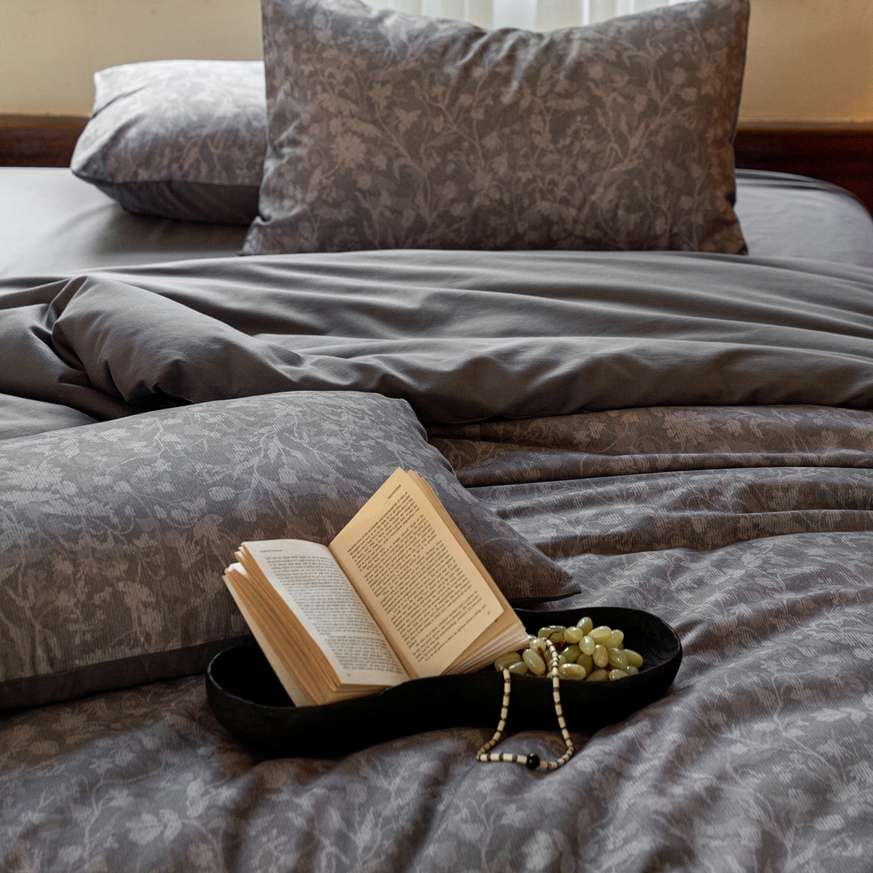 91家纺网 家纺一手货源 找家纺 禾时 2025新款全棉贡缎磨毛数码印花四件套 莳萝-深灰