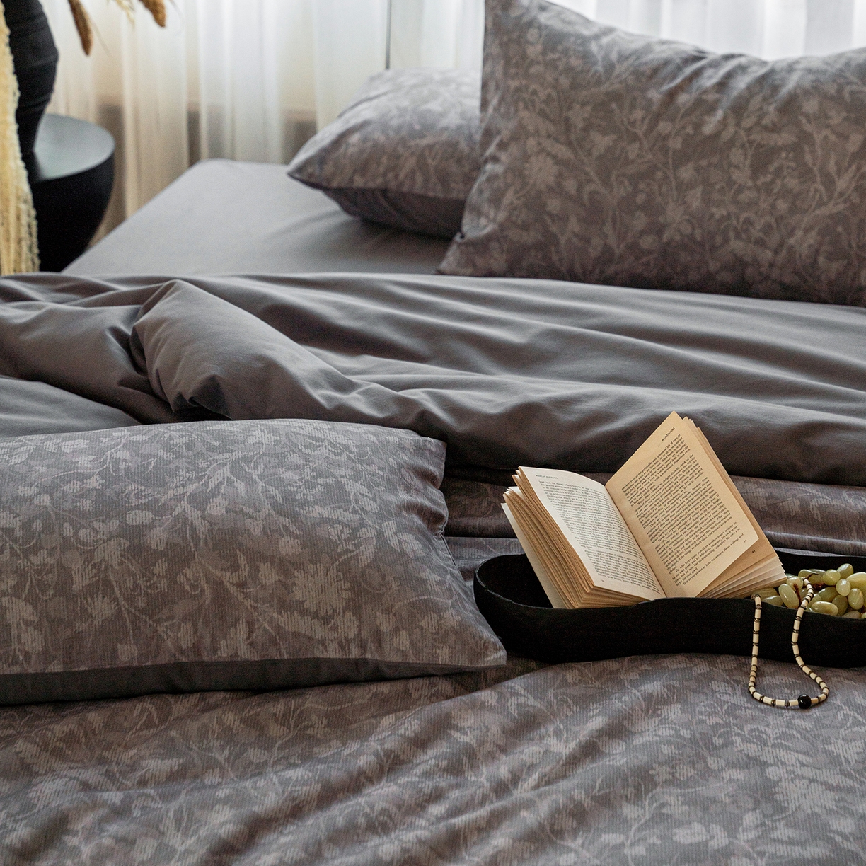 91家纺网 家纺一手货源 找家纺 禾时 2025新款全棉贡缎磨毛数码印花四件套 莳萝-深灰