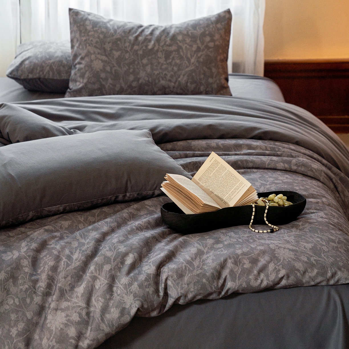 91家纺网 家纺一手货源 找家纺 禾时 2025新款全棉贡缎磨毛数码印花四件套 莳萝-深灰