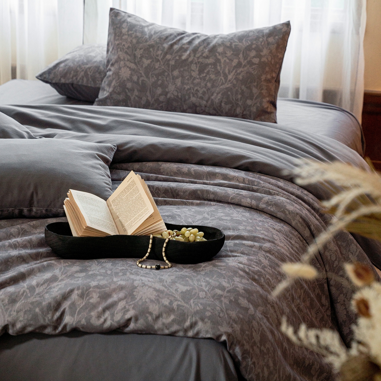 91家纺网 家纺一手货源 找家纺 禾时 2025新款全棉贡缎磨毛数码印花四件套 莳萝-深灰