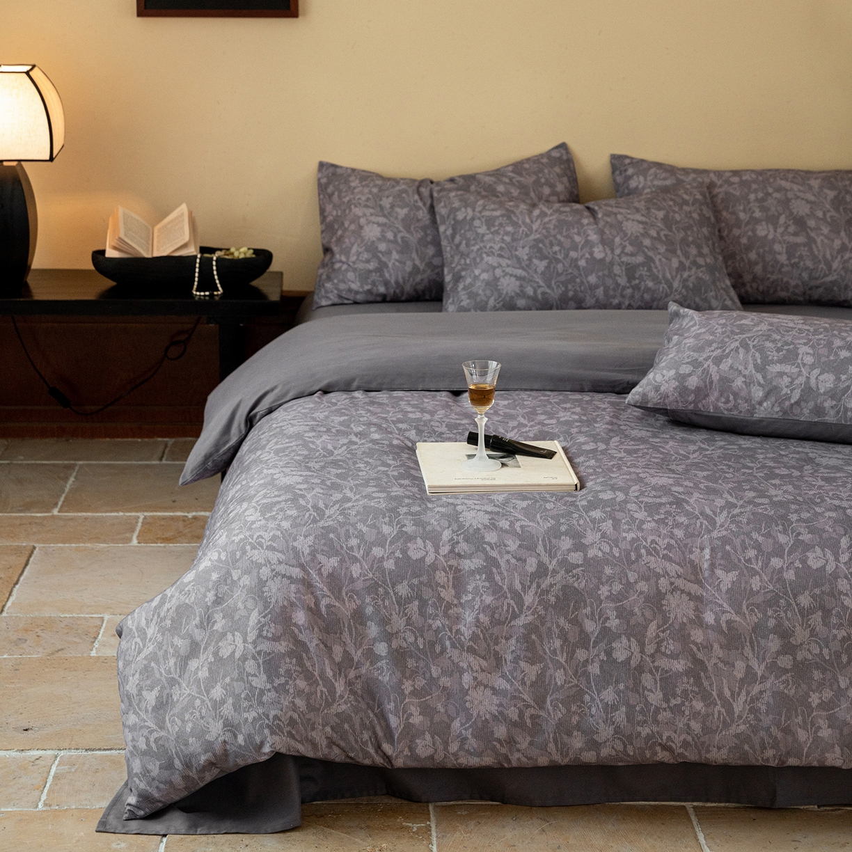 91家纺网 家纺一手货源 找家纺 禾时 2025新款全棉贡缎磨毛数码印花四件套 莳萝-深灰