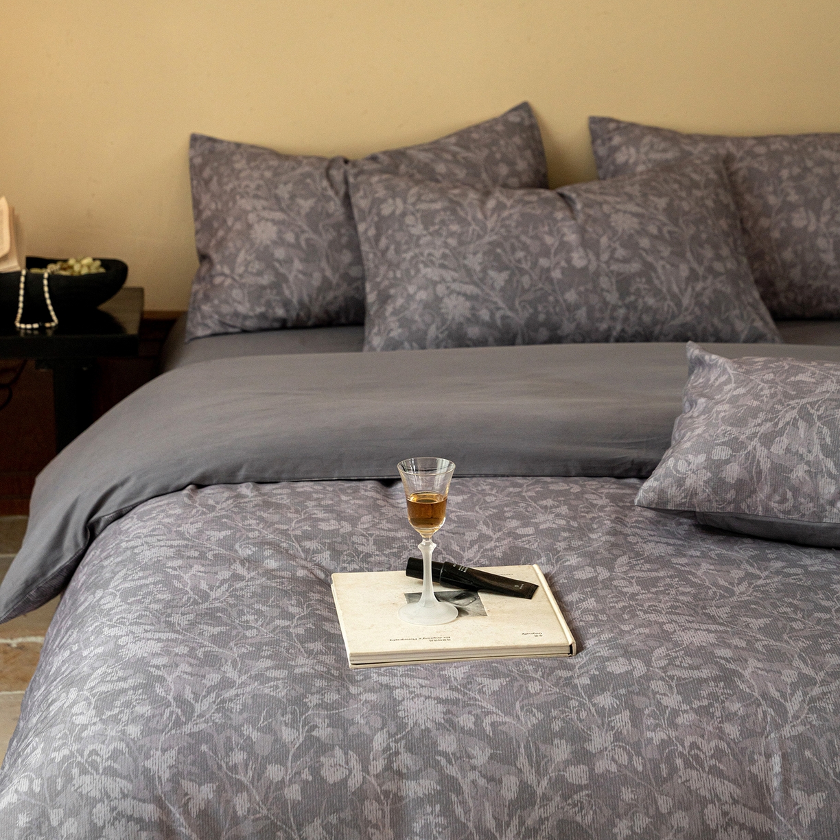 91家纺网 家纺一手货源 找家纺 禾时 2025新款全棉贡缎磨毛数码印花四件套 莳萝-深灰