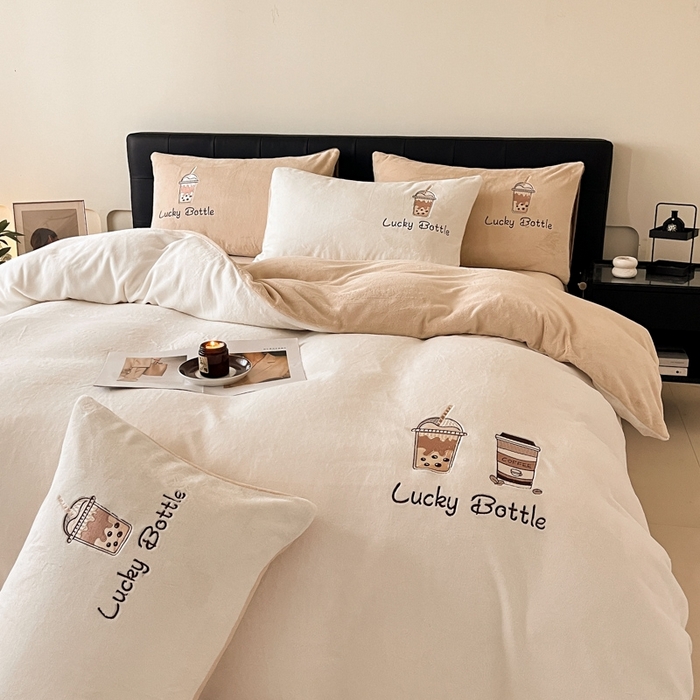 91家纺网 家纺一手货源 找家纺 （总）ONE TWO ONE 121 2025新品牛奶绒纯色刺绣四件套-lucky刺绣系列场景二