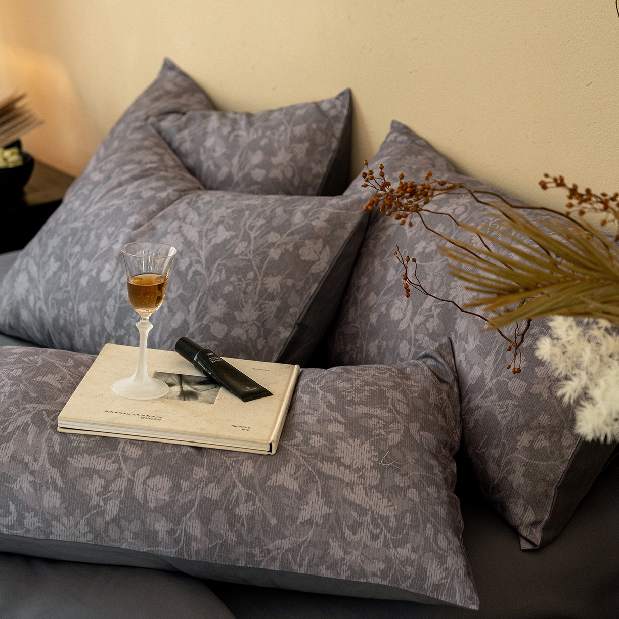 91家纺网 家纺一手货源 找家纺 禾时 2025新款全棉贡缎磨毛数码印花四件套 莳萝-深灰