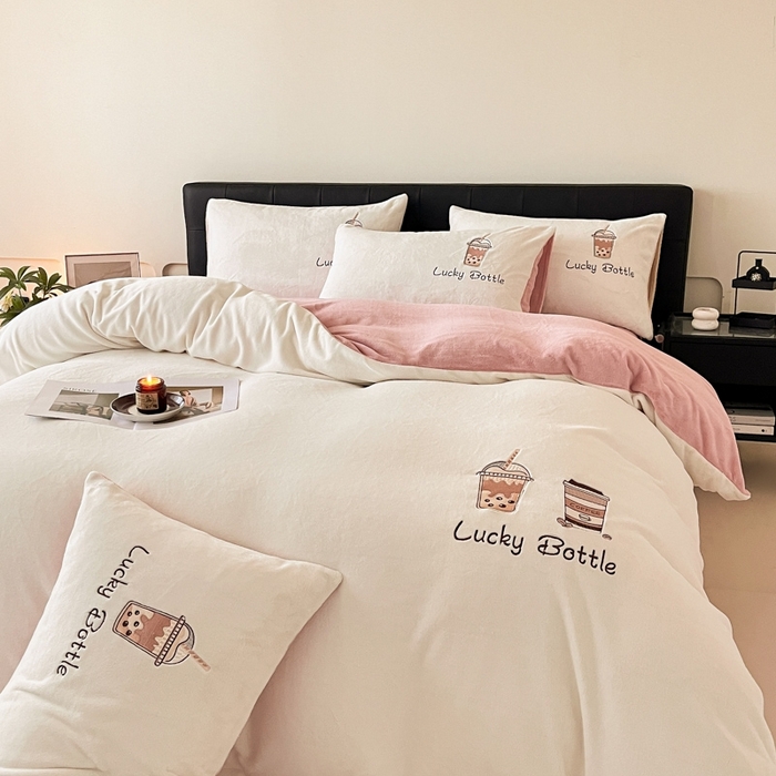 91家纺网 家纺一手货源 找家纺 （总）ONE TWO ONE 121 2025新品牛奶绒纯色刺绣四件套-lucky刺绣系列场景二