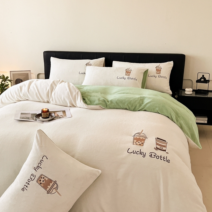 91家纺网 家纺一手货源 找家纺 （总）ONE TWO ONE 121 2025新品牛奶绒纯色刺绣四件套-lucky刺绣系列场景二