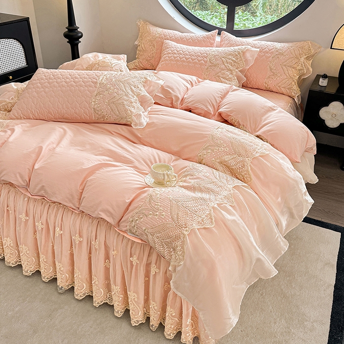 91家纺网 家纺一手货源 找家纺 罗艺轩 2025新款全棉纯棉蕾丝刺绣琉璃床裙四件套（1.5m控价288起、1.8m控价293起、1.8m加大控价303起、1.8*2.2m控价298起、1.8*2.2m加大控价308起、2.0m控价3