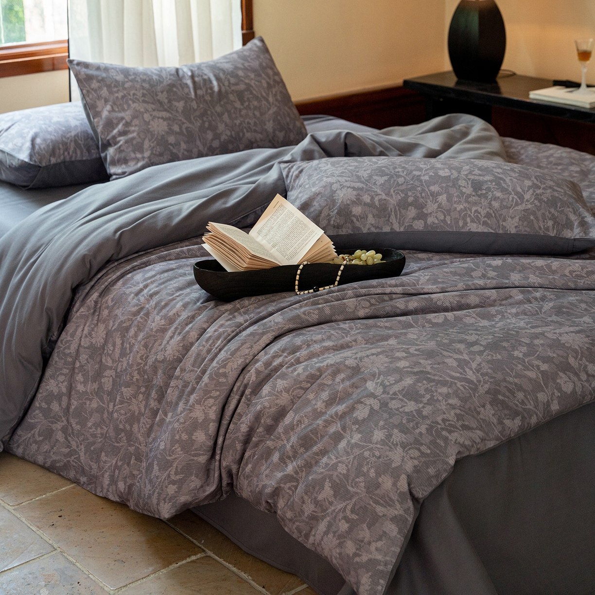 91家纺网 家纺一手货源 找家纺 禾时 2025新款全棉贡缎磨毛数码印花四件套 莳萝-深灰