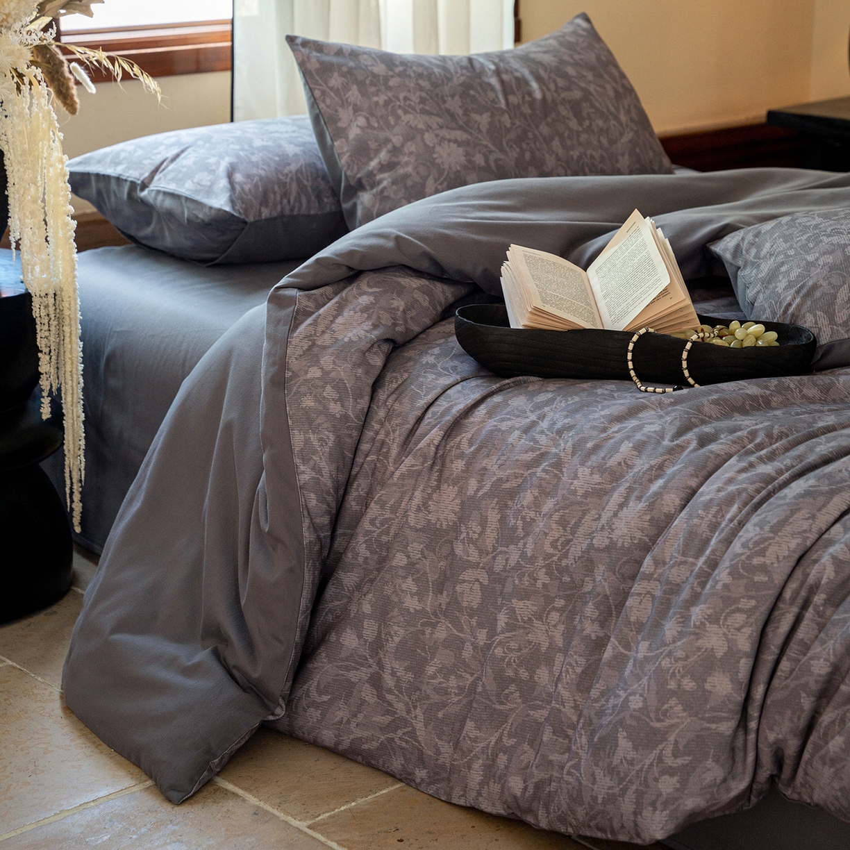 91家纺网 家纺一手货源 找家纺 禾时 2025新款全棉贡缎磨毛数码印花四件套 莳萝-深灰