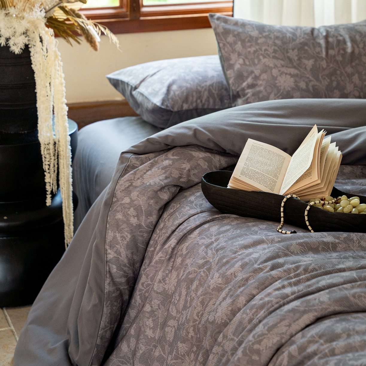 91家纺网 家纺一手货源 找家纺 禾时 2025新款全棉贡缎磨毛数码印花四件套 莳萝-深灰