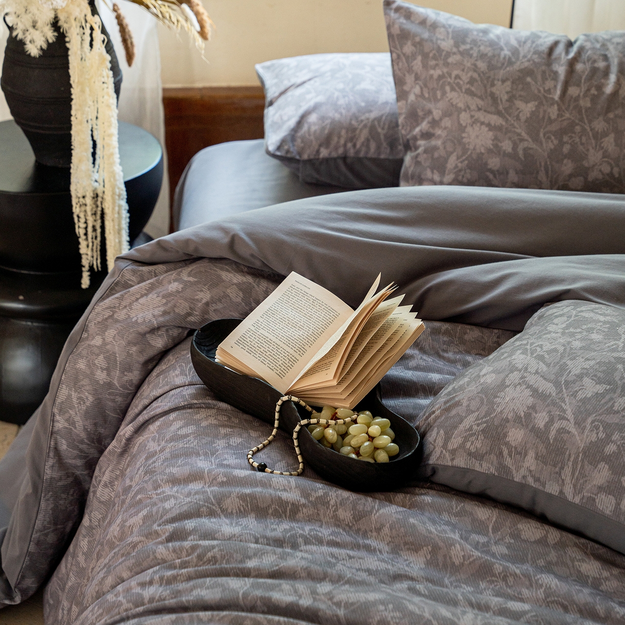 91家纺网 家纺一手货源 找家纺 禾时 2025新款全棉贡缎磨毛数码印花四件套 莳萝-深灰