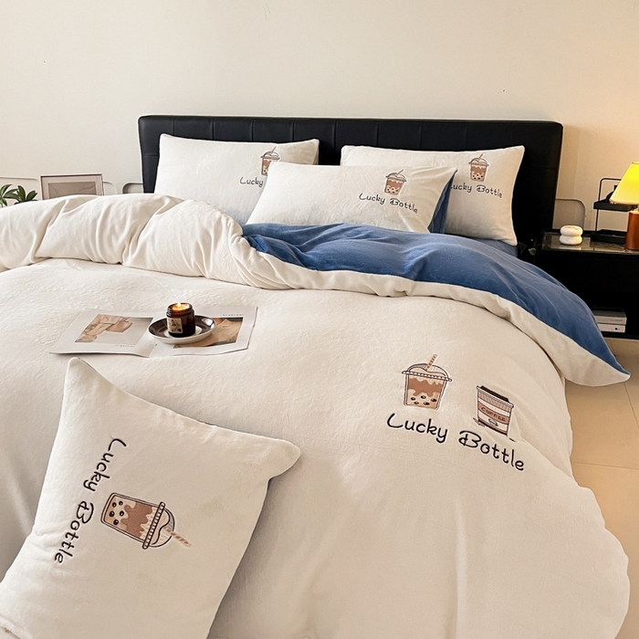 91家纺网 家纺一手货源 找家纺 （总）ONE TWO ONE 121 2025新品牛奶绒纯色刺绣四件套-lucky刺绣系列场景二