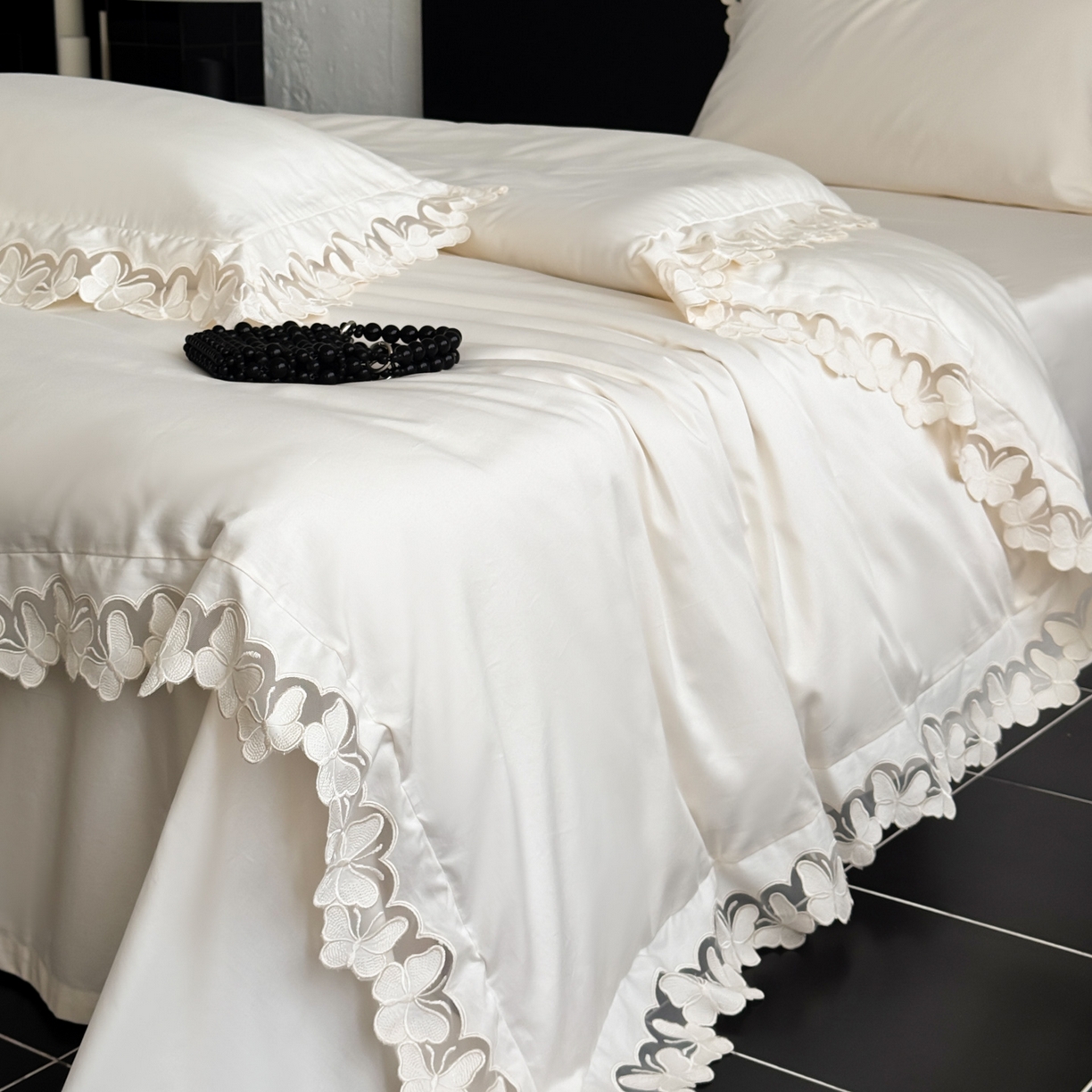 91家纺网 家纺一手货源 找家纺 若未家居 LOVEWE HOUSE 2025新款50S长绒棉意式镂空轻奢蝴蝶四件套-爱蝶飞 蝶飞 白