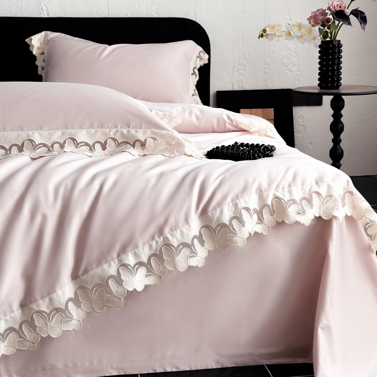 91家纺网 家纺一手货源 找家纺 若未家居 LOVEWE HOUSE 2025新款50S长绒棉意式镂空轻奢蝴蝶四件套-爱蝶飞 蝶飞 粉