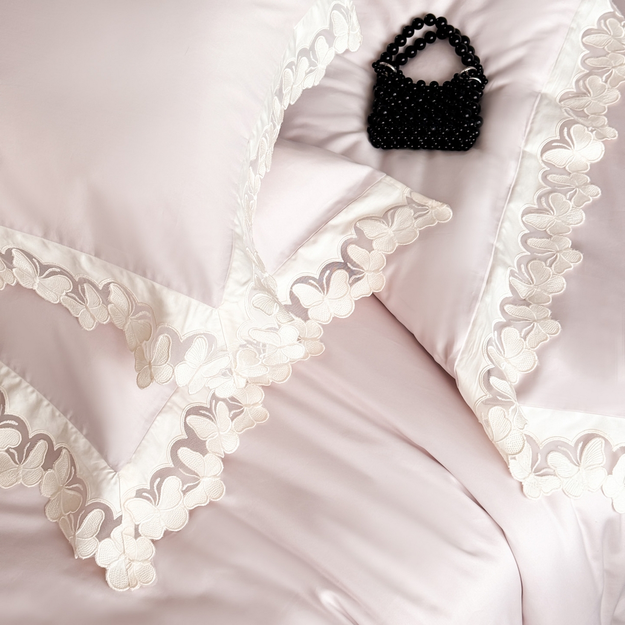 91家纺网 家纺一手货源 找家纺 若未家居 LOVEWE HOUSE 2025新款50S长绒棉意式镂空轻奢蝴蝶四件套-爱蝶飞 蝶飞 粉