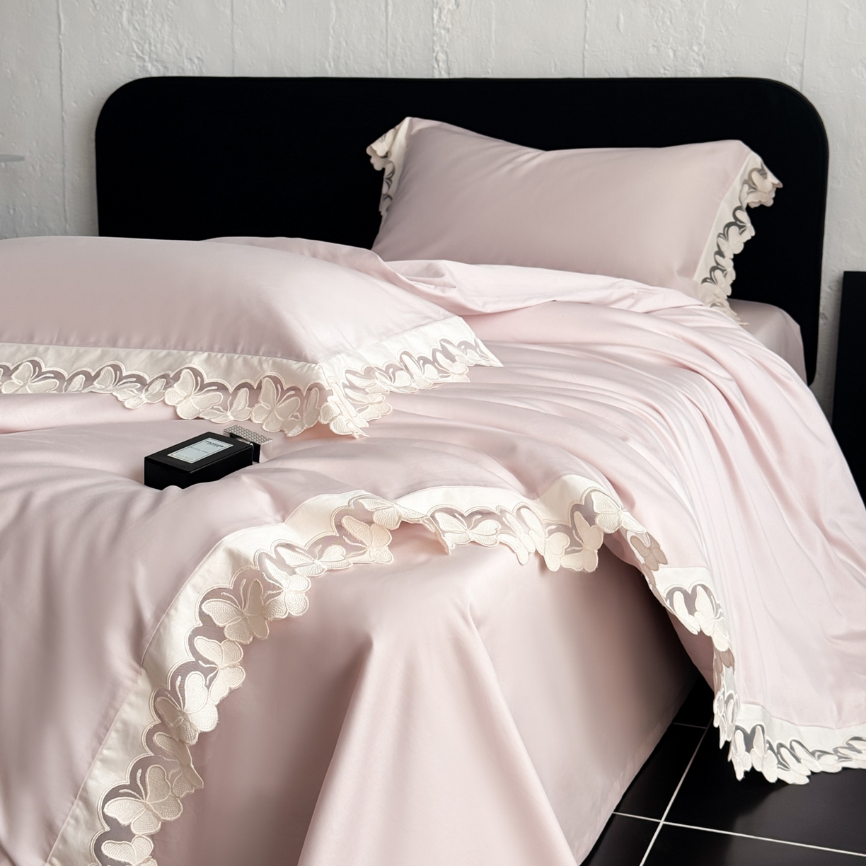 91家纺网 家纺一手货源 找家纺 若未家居 LOVEWE HOUSE 2025新款50S长绒棉意式镂空轻奢蝴蝶四件套-爱蝶飞 蝶飞 粉