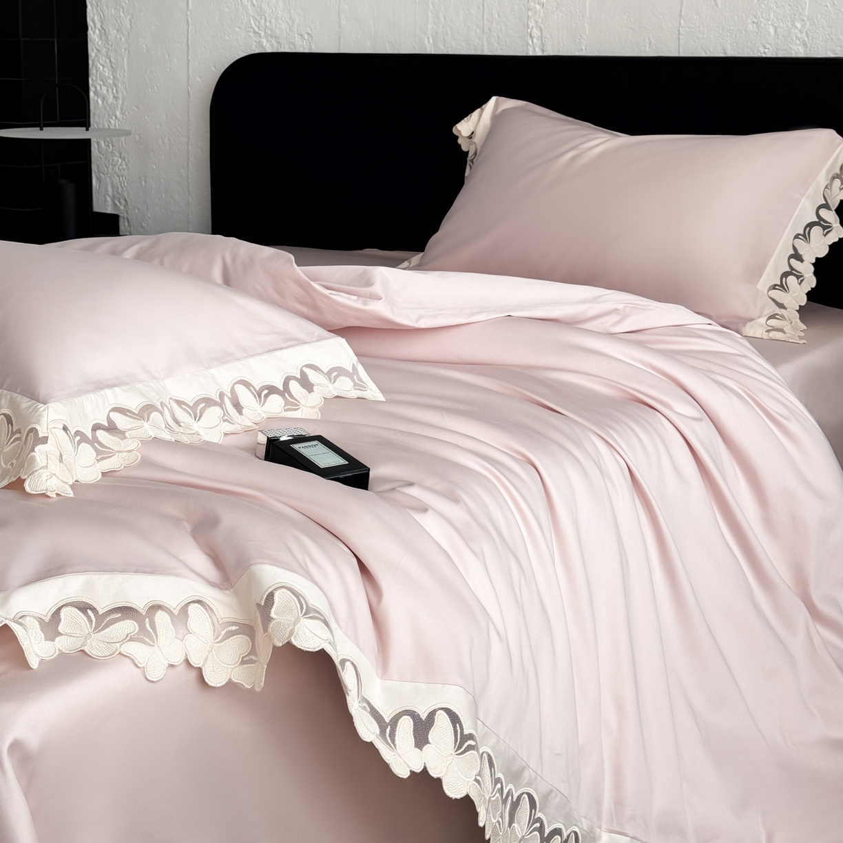 91家纺网 家纺一手货源 找家纺 若未家居 LOVEWE HOUSE 2025新款50S长绒棉意式镂空轻奢蝴蝶四件套-爱蝶飞 蝶飞 粉