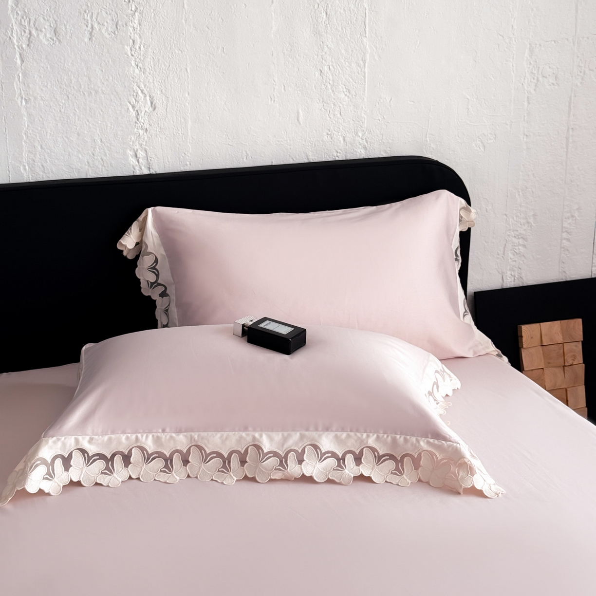 91家纺网 家纺一手货源 找家纺 若未家居 LOVEWE HOUSE 2025新款50S长绒棉意式镂空轻奢蝴蝶四件套-爱蝶飞 蝶飞 粉