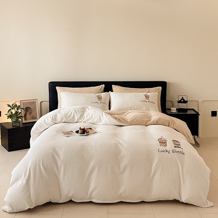 91家纺网 家纺一手货源 找家纺 ONE TWO ONE 121 2025新品牛奶绒纯色刺绣四件套-lucky刺绣系列场景二 Lucky-白咖