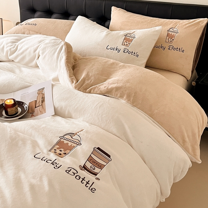 91家纺网 家纺一手货源 找家纺 ONE TWO ONE 121 2025新品牛奶绒纯色刺绣四件套-lucky刺绣系列场景二 Lucky-白咖