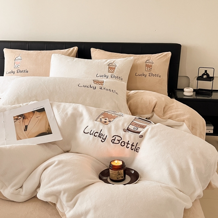 91家纺网 家纺一手货源 找家纺 ONE TWO ONE 121 2025新品牛奶绒纯色刺绣四件套-lucky刺绣系列场景二 Lucky-白咖