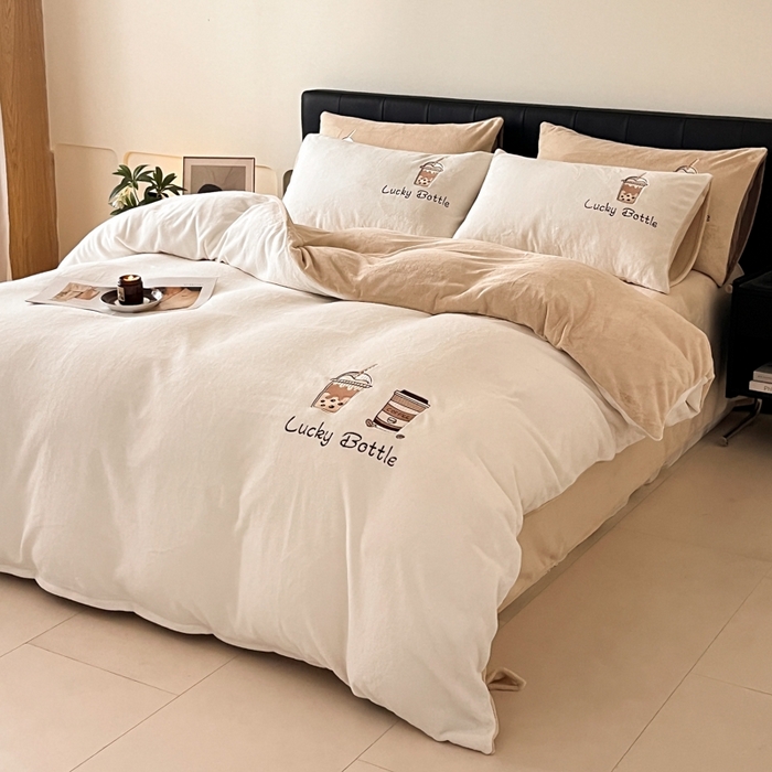 91家纺网 家纺一手货源 找家纺 ONE TWO ONE 121 2025新品牛奶绒纯色刺绣四件套-lucky刺绣系列场景二 Lucky-白咖