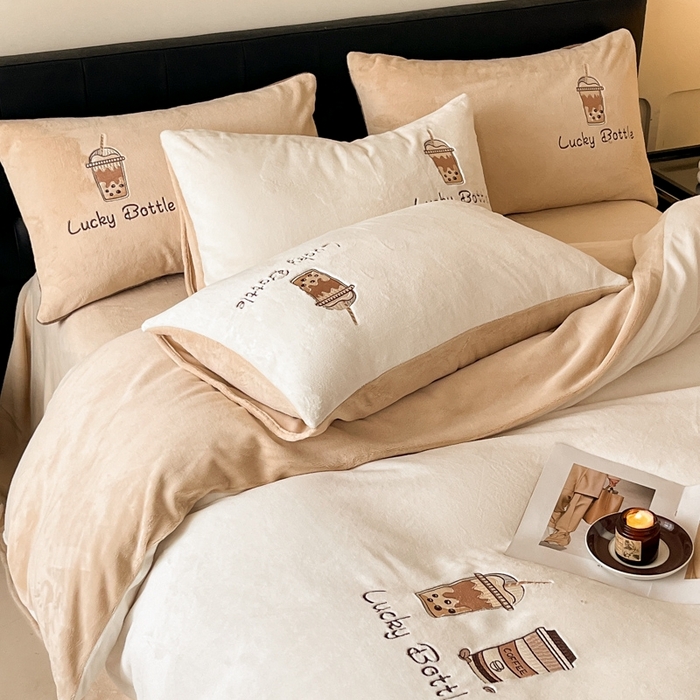 91家纺网 家纺一手货源 找家纺 ONE TWO ONE 121 2025新品牛奶绒纯色刺绣四件套-lucky刺绣系列场景二 Lucky-白咖