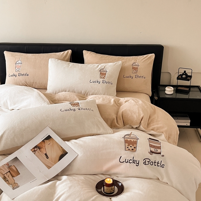 91家纺网 家纺一手货源 找家纺 ONE TWO ONE 121 2025新品牛奶绒纯色刺绣四件套-lucky刺绣系列场景二 Lucky-白咖