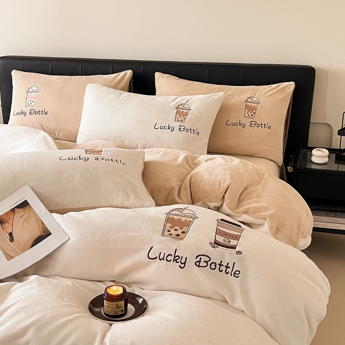 91家纺网 家纺一手货源 找家纺 ONE TWO ONE 121 2025新品牛奶绒纯色刺绣四件套-lucky刺绣系列场景二 Lucky-白咖