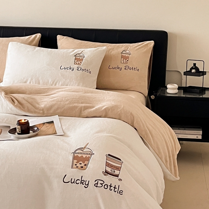 91家纺网 家纺一手货源 找家纺 ONE TWO ONE 121 2025新品牛奶绒纯色刺绣四件套-lucky刺绣系列场景二 Lucky-白咖