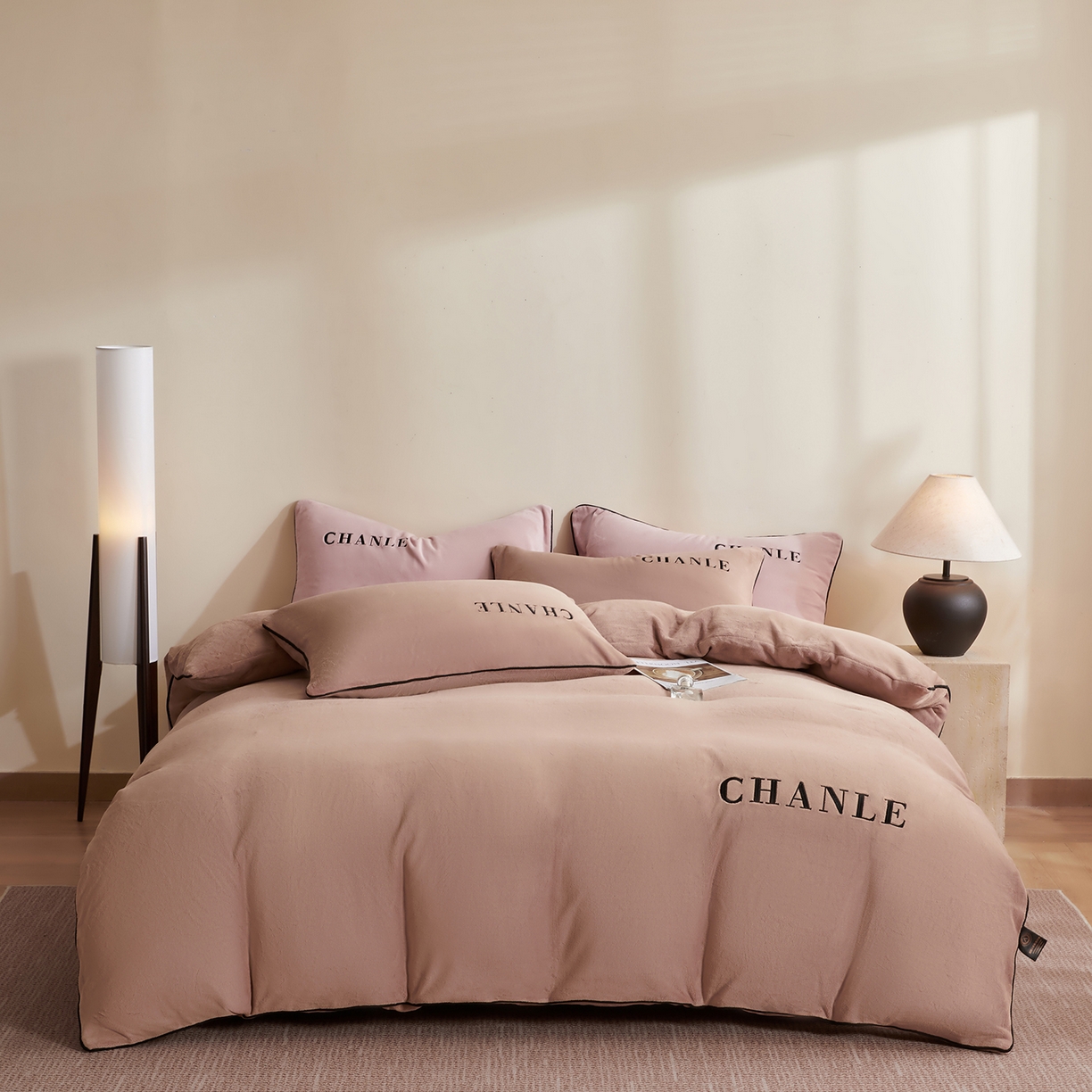 91家纺网 家纺一手货源 找家纺 （总）锦禾穗 2025新款240克全消光母婴A类牛奶绒刺绣四件套-莫妮