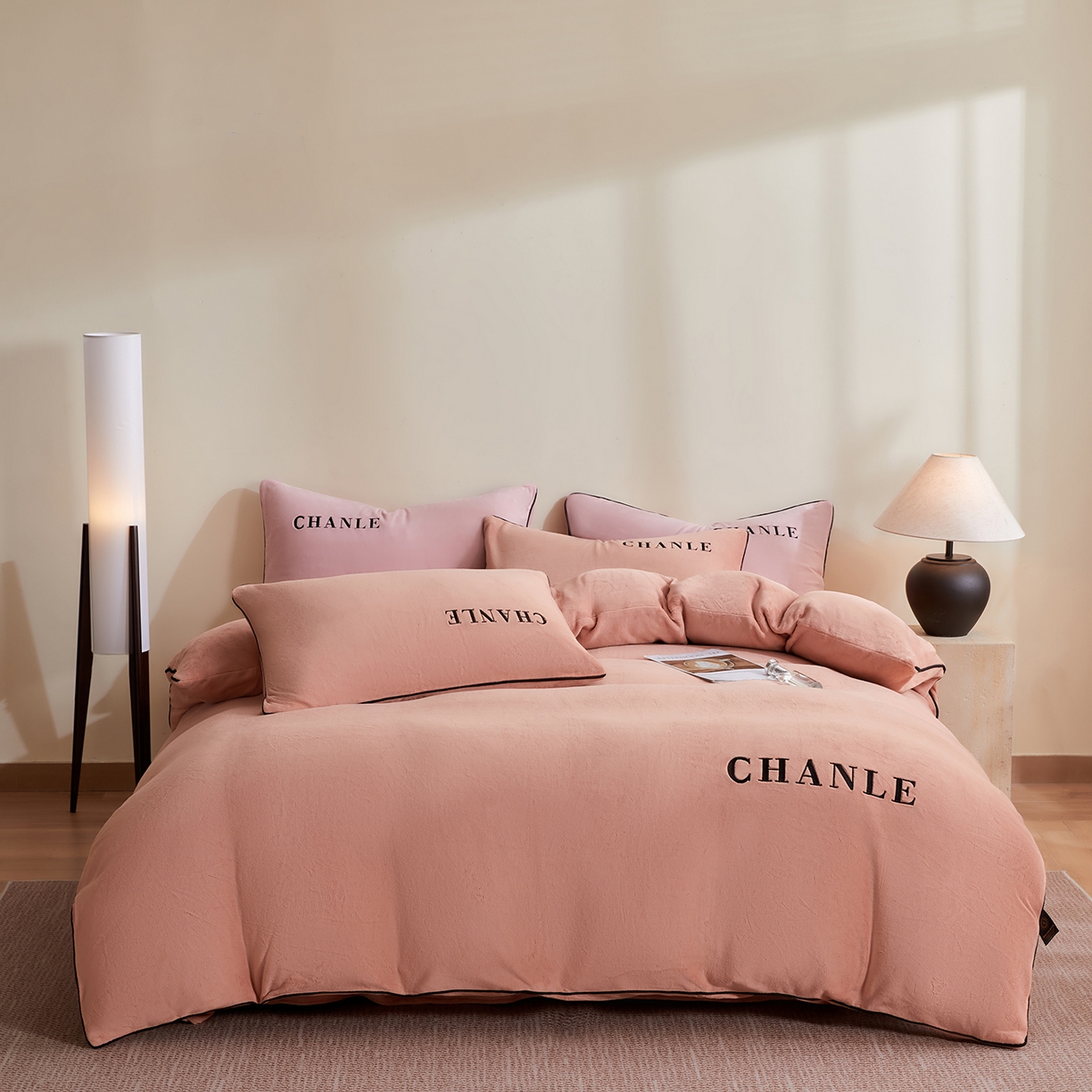 91家纺网 家纺一手货源 找家纺 锦禾穗 2025新款240克全消光母婴A类牛奶绒刺绣四件套-莫妮 橘色